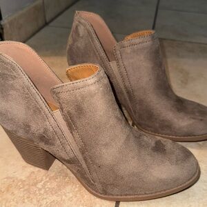 Women's Taupe Suede Ankle Boots size 8.5 Adorable!